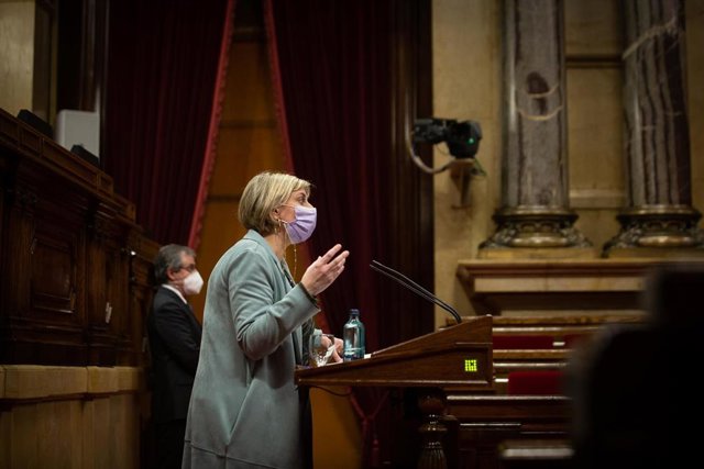 Archivo - La consellera de Salud de la Generalitat, Alba Vergés interviene en la Diputación Permanente del Parlament. ARCHIVO