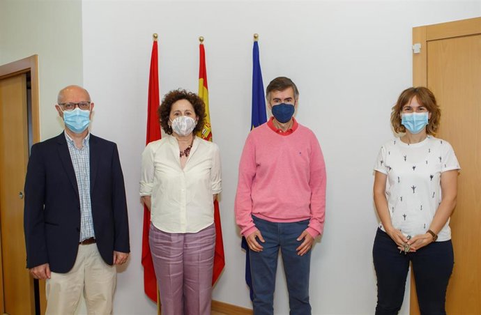 De izquierda a derecha: Andrés Carbonero, la consejera Maeztu, el responsable de la Coordinadora de ONG, Juan Mari Erice, y la directora del Servicio de Garantía de Ingresos y Cooperación, Inés Jiménez.