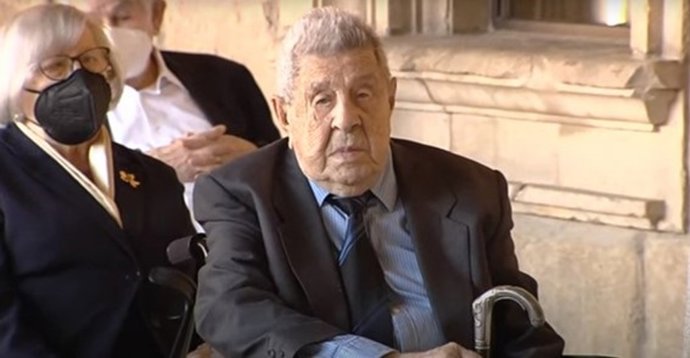 El último superviviente de la cárcel de San Marcos de León, Josep Sala, durante el homenaje recibido este martes.