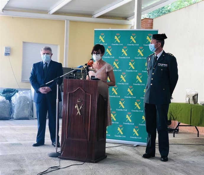 Archivo - La directora general de la Guardia Civil, María Gámez, acompañada del delegado del Gobierno, José Vélez; y el coronel jefe de la Zona, Jesús Arribas