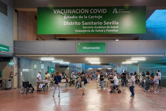 Recién vacunados entre personas de 49 y 52 años esperando los 20 minutos reglamentarios   en el Estadio de la Cartuja en un día festivo por el Corpus , a 03 de junio del 2021 en Sevilla, Andalucía