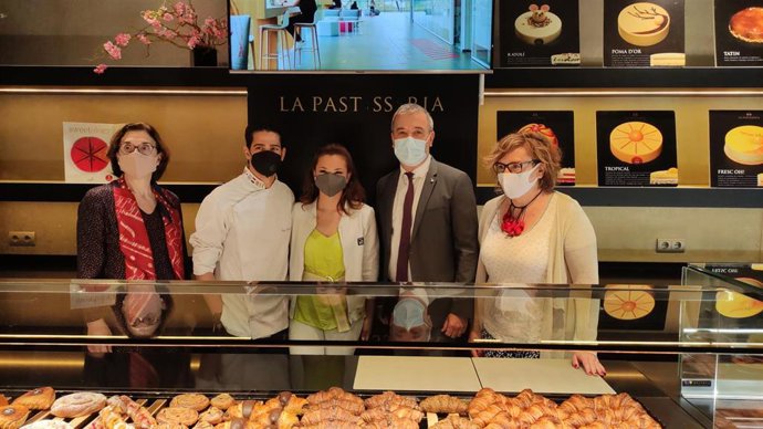 La directora general de Endesa en Catalunya, Isabel Buesa; los propietarios de La Pastisseria Barcelona; el primer teniente de alcalde, Jaume Collboni, y la concejal de Comercio, Montserrat Ballarín.