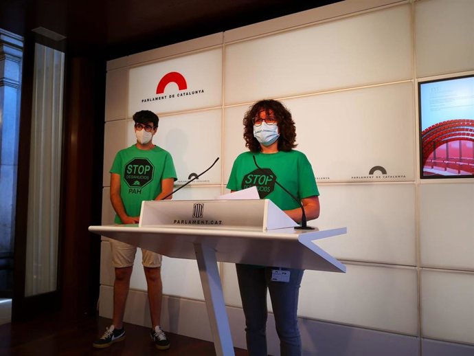 Los portavoces de la PAH Lucía Delgado y Josep Babot en rueda de prensa en el Parlament.