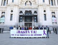 Almeida valora que Vox "ha pasado de no acudir a estar" en minutos de silencio por víctimas de violencia machista