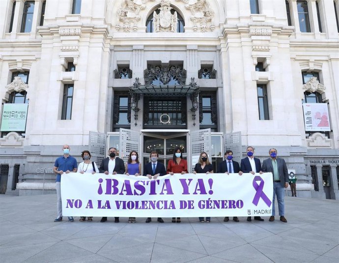 L alcalde de Madrid, José Luis Martínez-Almeida, y la vicealcaldesa, Begoña Villacís, junto a miembros del equipo de Gobierno y representantes de los grupos municipales, guardan un minuto de silencio por el asesinato por violencia de género en Pozuelo