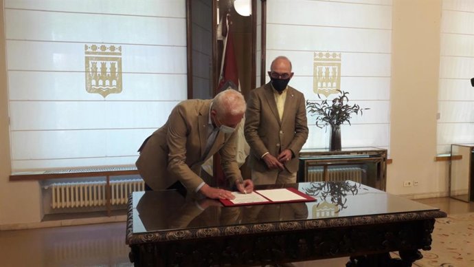 Hermoso de Mendoza y Ayala firman el convenio para el desarrollo de la Universidad de la Experiencia