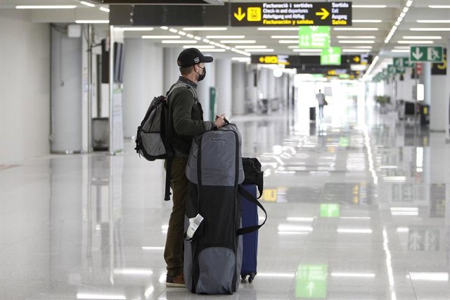 Archivo - Un pasajero en el aeropuerto de Palma. 