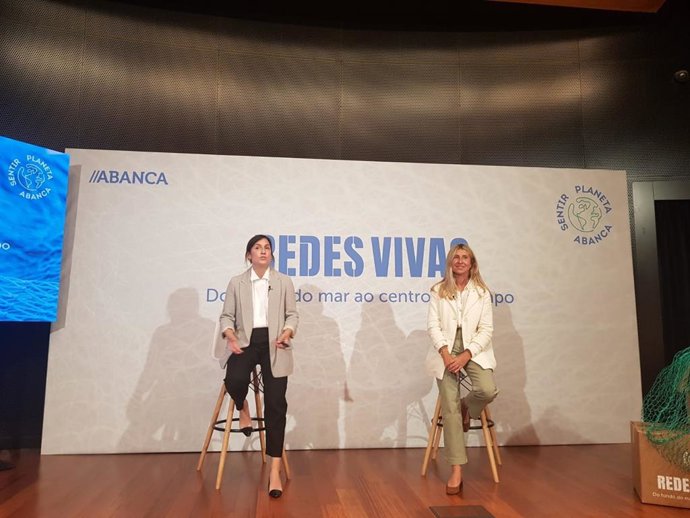 La responsable de Sostenibilidad de Abanca, María García, y la directora de Marketing, Susana Ortiz, durante la presentación