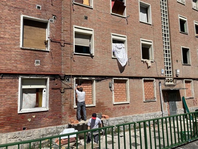 El Ayuntamiento de Vitoria desaloja las viviendas ocupadas ilegalmente en Olarizu e inicia su demolición