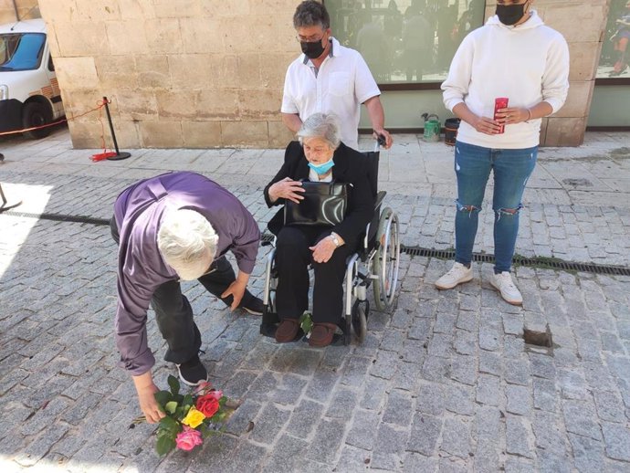 Los familiares de uno de los deportados, Emeterio Vesperinas, participan en el acto.