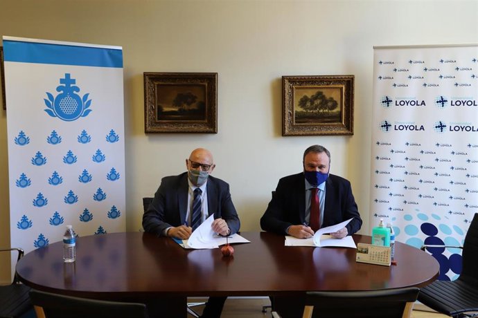 El doctor general de centros de San Juan de Dios, Juan José Afonso (izquierda) y el secretario general de la Universidad de Loyola, Pedro Pablo Pérez (derecha) firman el convenio entre ambas entidades