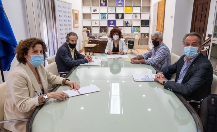 Reunión de la presidenta de la Diputación, María Eugenia Limón, con la Asociación Onubense de Productores y Exportadores de Fresa (Feshuelva).