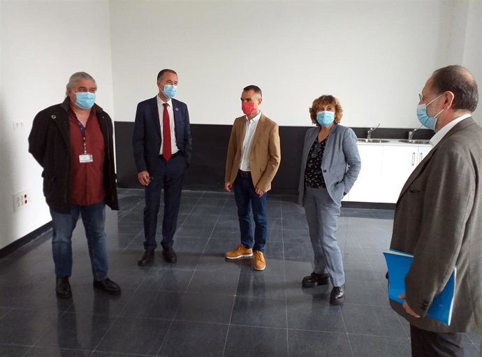 El gerente del área sanitaria III, Ricardo de Dios; el consejero, Pablo Fernández Muñiz; el alcalde de Corvera  Iván Fernández; la directora general de  Planificación Sanitarias, Lidia Clara Rodríguez, y el arquitecto, Jesús Menéndez.