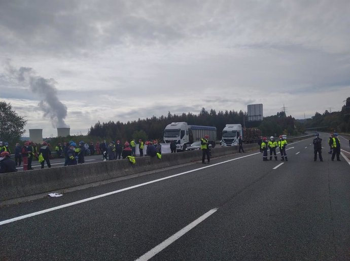 Los operarios de Endesa en As Pontes cortan la autovía AG-64 que une Ferrol y Vilalba para demandar "garantías de empleo"