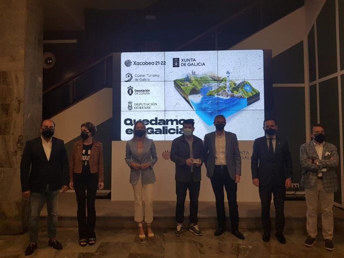 La delegada de la Xunta en Vigo, Marta Fernández Tapias, el vicepresidente primero, Alfonso Rueda, y el presidente del Clúster de Turismo, Cesáreo Pardal, antes de la presentación