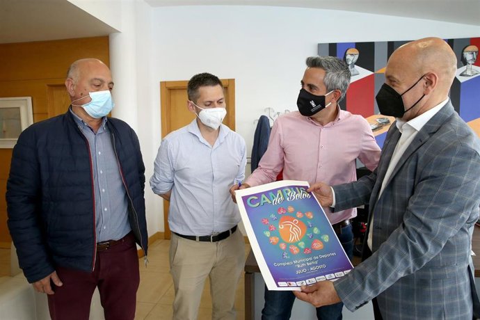 El vicepresidente y consejero de Universidades, Igualdad, Cultura y Deporte, Pablo Zuloaga, se reúne con el presidente de la Federación Cántabra de Bolos, Norberto Ortiz, para presentar el proyecto Madera de ser: Campus de verano.