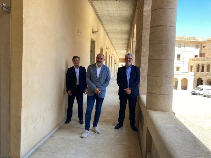 El conseller de Turismo y Deportes, Andreu Serra, el presidente de Essentially Mallorca, Jesús Cuarteto, y el director general del Palacio de Congresos de Palma, Ramon Vidal.
