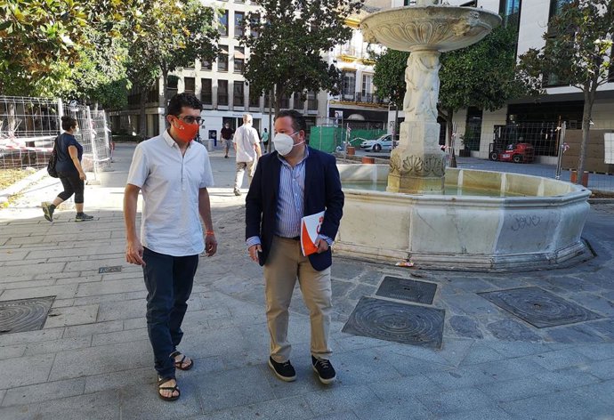 El concejal de Ciudadanos en el Ayuntamiento de Sevilla, Lorenzo López Aparicio, acude a la Plaza de la Magdalena