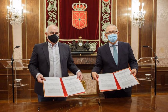 José María Aierdi y Enrique Maya, en la firma del convenio