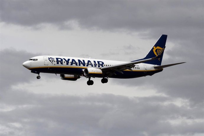 Archivo - Avión de Ryanair