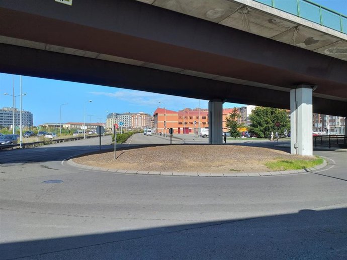 Archivo - Rotonda bajo el viaducto de Carlos Marx, en Gijón
