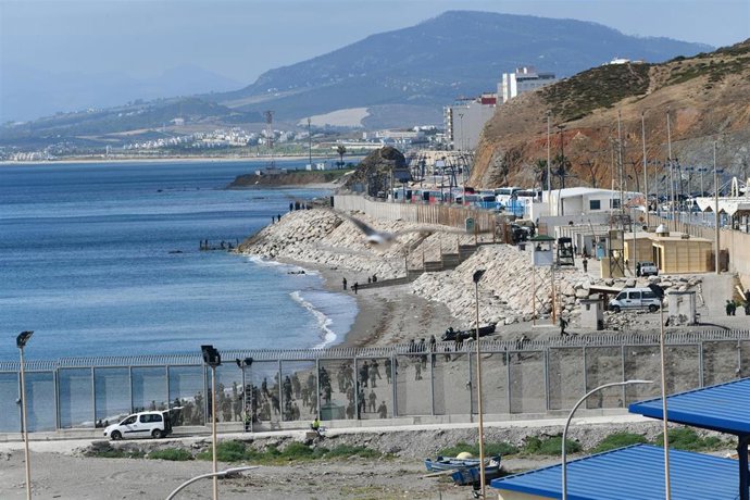 Agentes de la Gendarmería Real marroquí realizan entrenamientos en la frontera marroquí de la playa del Tarajal, en una imagen de archivo