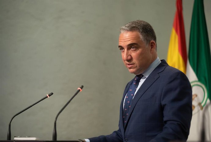 El consejero de la Presidencia, Administración Pública e Interior y portavoz del Gobierno andaluz, Elías Bendodo (d), en  la rueda del prensa posterior a la reunión del Consejo de Gobierno de la Junta de Andalucía a 08 de junio del 2021 en el Palacio de