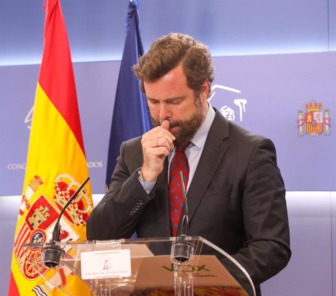El portavoz de Vox en el Congreso, Iván Espinosa de los Monteros, interviene en una rueda anterior a una junta de Portavoces en el Congreso de los Diputados, a 1 de junio de 2021, en Madrid, (España).