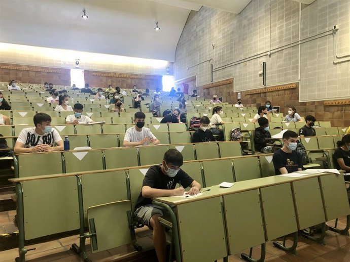 Estudiantes minutos antes de la realización de la primera prueba de la EvAU en la Facultad  de Derecho de la Universidad de Zaragoza