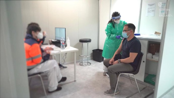 Archivo - Inicio de la vacunación de docentes de educación infantil en Son Dureta.