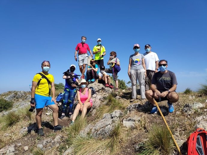 Un grupo de personas participa en una de las actividades de la Semana del Geoparque en las Sierras Subbéticas.