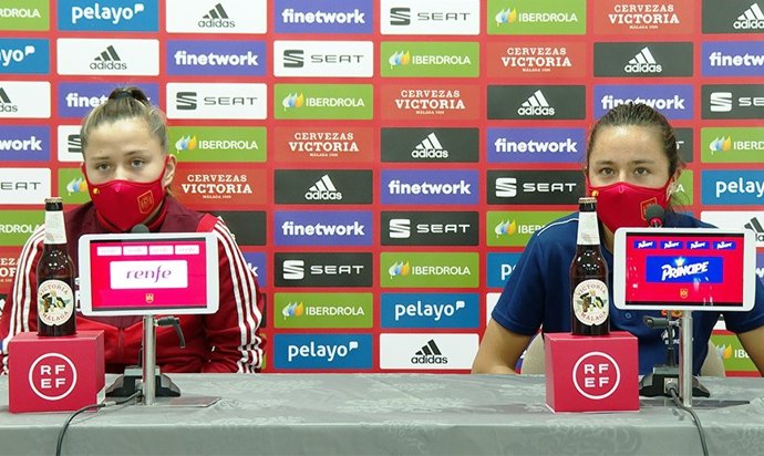 Las internacionales españolas Claudia Pina y Amaiur Sarriegi