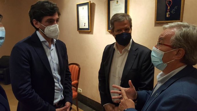 De izda. A dcha: Adrián Vázquez, eurodiputado de Ciudadanos, Daniel Pérez, coordinador de C's en Aragón, y Ángel Dolado, Justicia de Aragón, conversan en la visita del primero al Justiciazgo.