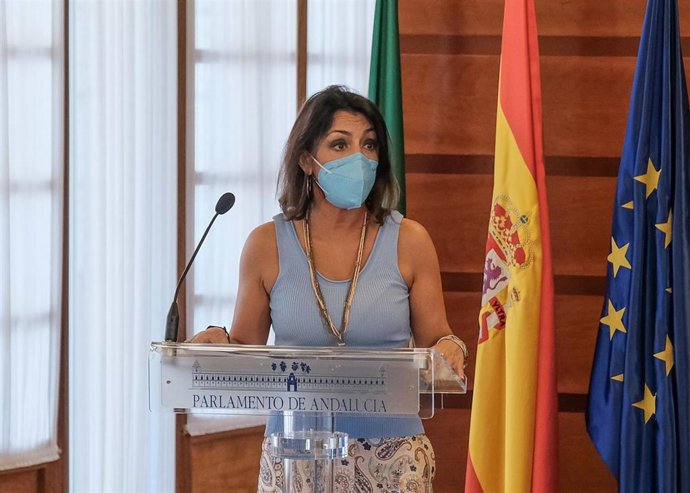 La presidenta del Parlamento de Andalucía, Marta Bosquet, durante el acto de presentación del informe CIE 2020 del Servicio Jesuita a Migantes.