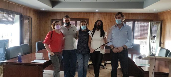 La nueva alcaldesa de Cañete La Real, Josefa Jurado, con la vara de mando tras prosperar la moción de censura con apoyo de un concejal del PP