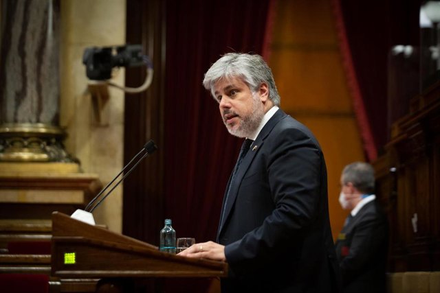 El presidente de Junts en el Parlament, Albert Batet, interviene en la primera sesión de control del nuevo Ejecutivo, a 2 de junio de 2021, en el Parlament de Catalunya, Barcelona, (España). Durante esta sesión, marcada por la presentación de los miembros