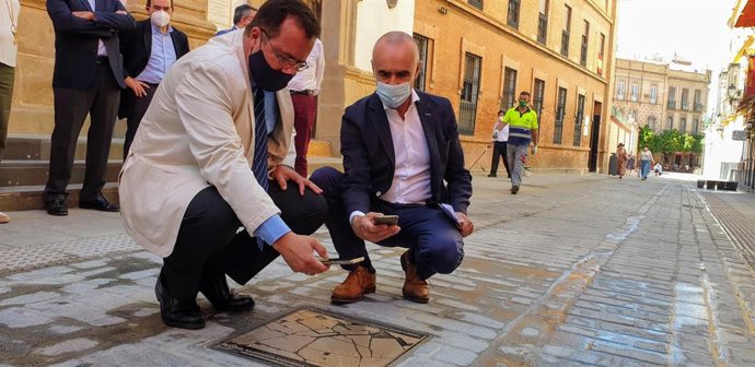 Cabrera y Muñoz, con la señalización en la nueva Mateos Gago del trazado de la muralla de la Judería desaparecida en 1391