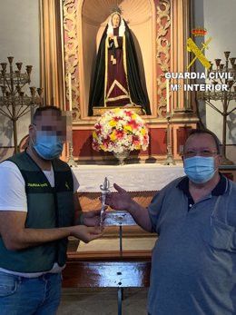 La Guardia Civil recupera una daga de plata robada de la Iglesia de Santiago de Los Caballeros (Gran Canaria)