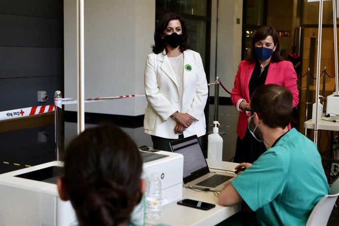 La presidenta del Gobierno, Concha Andreu, en el punto de vacunación de Riojaforum