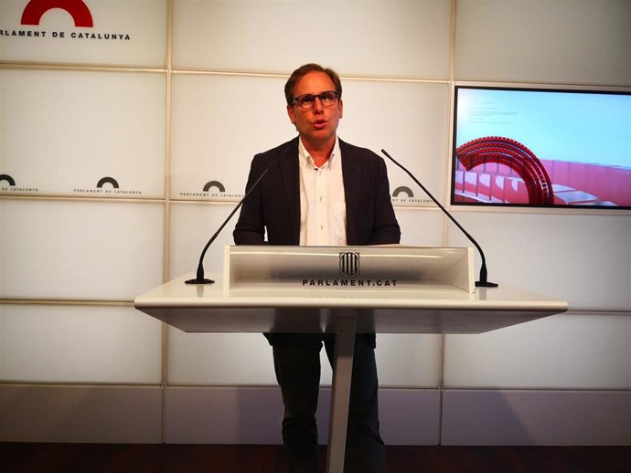 El portavoz de Vox en el Parlament, Joan Garriga, en rueda de prensa en la Cámara catalana