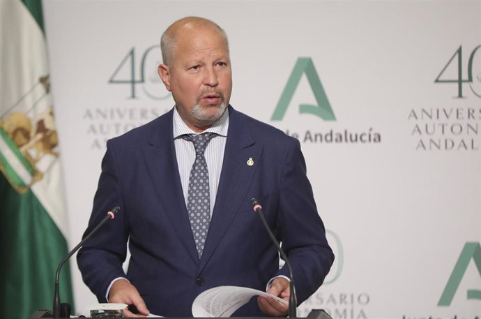 El consejero de Educación y Deporte, Javier Imbroda, durante su intervención en la rueda de prensa semanal posterior a la reunión del Consejo de Gobierno de la Junta de Andalucía en el Palacio de San Telmo, a 25 de mayo de 2021, en Sevilla (Andalucía).