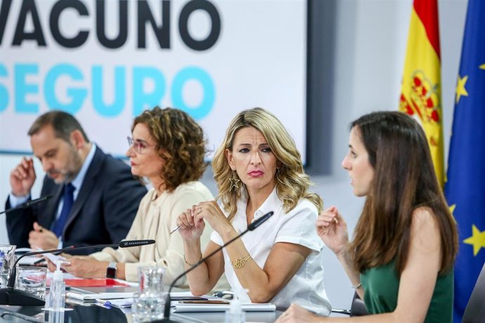 (I-D) El ministro de Transportes, José Luis Ábalos; la ministra y portavoz, María Jesús Montero; la vicepresidenta tercera y ministra de Trabajo y Economía Social, Yolanda Díaz y la ministra de Derechos Sociales y Agenda 2030, Ione Belarra,