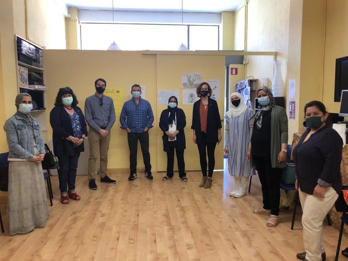 La directora gerente del INAI, Eva Istúriz;  el director gerente de Juventud, Carlos Amatriain; la directora general de de Políticas Migratorias, Patricia Ruiz de Irizar, con varias de las mujeres participantes