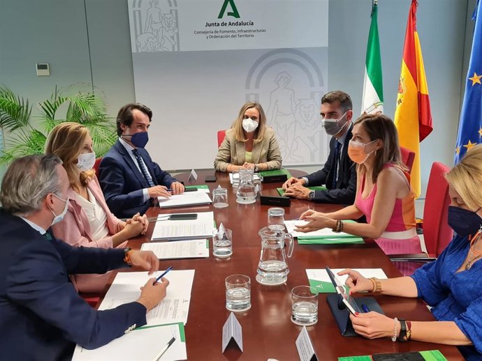 Carazo en su reunión con el Ayuntamiento de Almería