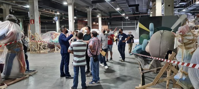 El concejal de Cultura Festiva del Ayuntamiento de Valncia y presidente de la Junta Central Fallera, Carlos Galiana, se ha reunido este martes en las instalaciones de Feria Valncia con una representación de artistas falleros.