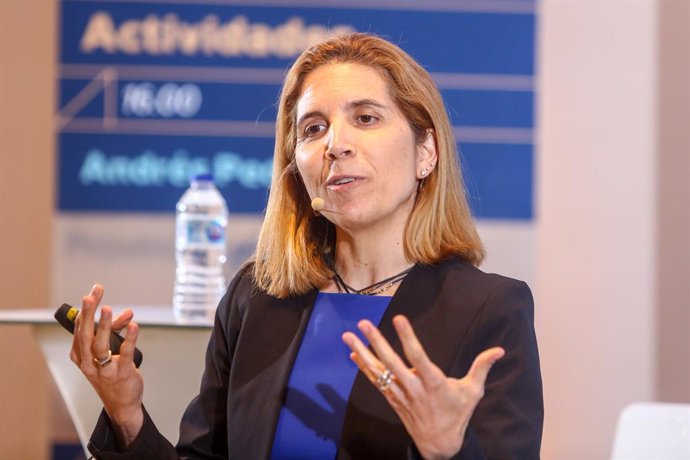 Archivo - La ingeniera en telecomunicaciones española y doctora por el Media Lab del InstitutoTecnológico de Massachusetts (MIT), Nuria Oliver, interviene  en el  foro Cruce de Caminos 2019 organizado por Banco Caminos y Bancofar.