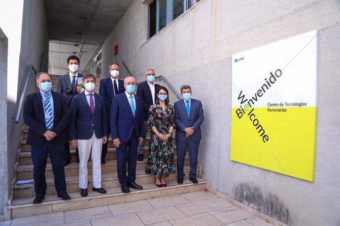 El alcalde de Málaga visita el clúster ferroviario Railway Innovation Hub