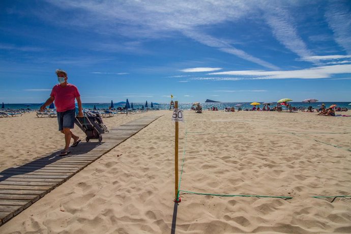 Archivo - Un hombre camina por la pasarela de la Playa de Levante de Benidorm durante el Día Mundial del Turismo 2020, en Benidorm, Alicante, Comunidad Valenciana (España) a 27 de septiembre de 2020. Esta edición, bajo el lema de 'Turismo y desarrollo r