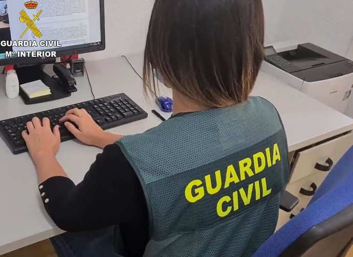 Una agente en tareas de investigación