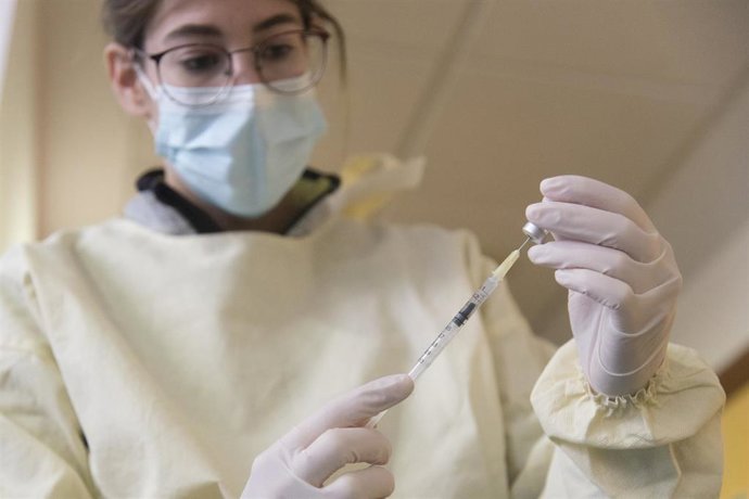 Archivo - Una sanitaria prepara una vacuna para administrarla